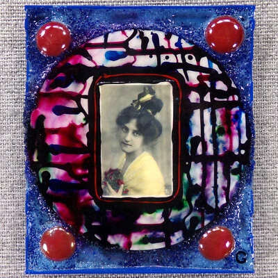 FOTO ANTIGUA DAMA: CD/estuche reutilizado arte collage, listo para colgar 2024 Glenn Shiring Foto 1 de 4