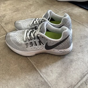 Size 6 - Nike Air Zoom Vomero 10 White Silver 717441-401 - Picture 1 of 5