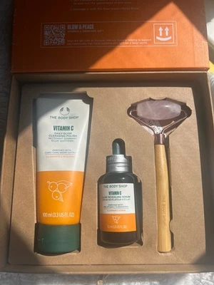 Nuevo The Body Shop Vitamina C Brillo Diario Esmalte Limpiador y Brillo Revelador Suero Foto 1 de 4