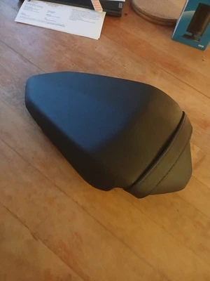 Заднее пассажирское сиденье от оригинального производителя Kawasaki Ninja 500 2024-2026 - Изображение 1 из 2