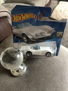 Sammlerauto und Globus Briefbeschwerer, tolle kleine Geschenke - Bild 1 von 8