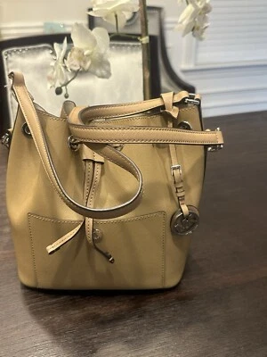 Bolsa de couro saffiano com cordão Michael Kors Greenwich. - Imagem 1 de 4