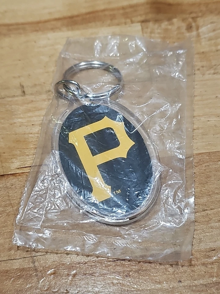 PITTSBURGH (PIRATES) "P" KEY HOLDER KEY CHAIN KEY RING-DOUBLE SIDED PLASTIC ¿ - Image 1 of 2