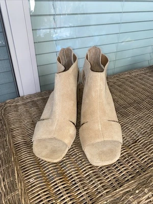 Sillín Donald Pliner para mujer de gamuza Perra tacón ancho 11 m Foto 1 de 4