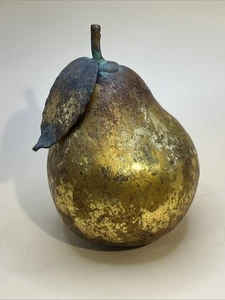 "Hermosa pátina vintage de 4"" de pera de metal dorado dorado con hoja y tallo" - Imagen 1 de 7