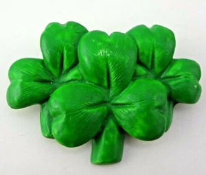 Grünes Kleeblatt 3 Blatt Kleeblatt Trio St. Patricks Day Kunststoff Pin - Bild 1 von 4
