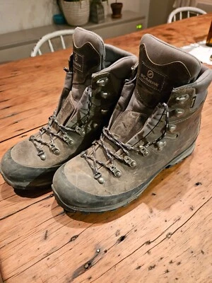 mens used hiking boots size 9 - Image 1 of 4