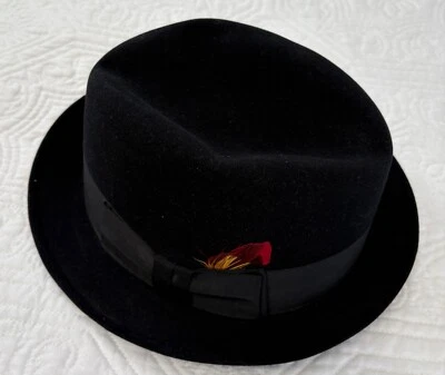 SOMBRERO FEDORA DOBBS NEGRO VINTAGE CON CAJA ORIGINAL BANDA NEGRA PLUMA ROJA EN MUY BUENA CONDICIÓN Foto 1 de 4