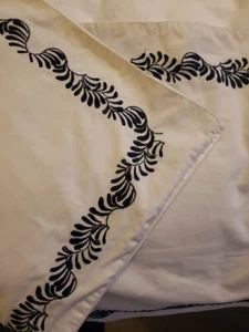 Williams Sonoma TABLE RUNNER 16 X 103 White Linen Navy Blue Embroidery On Edges - Picture 1 of 3