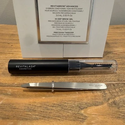 Gel para cejas Revitalash Hi-Def y pinza de precisión Foto 1 de 3