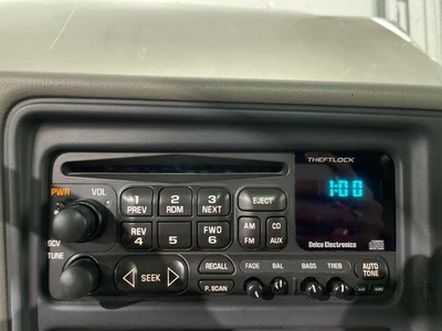 95-02 SUBURBAN2500 Radio 15071234 AM mono-FM stereo-CD player opt UP0 - Image 1 of 4