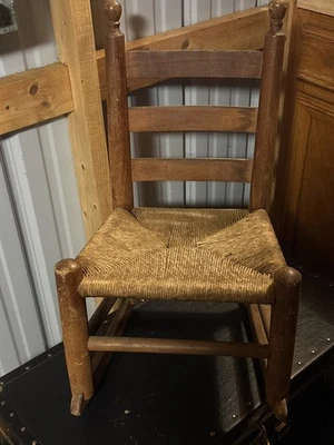 "Balancín/mecedora vintage de 24"" hecha a mano de roble macizo tejido de ratán para niños" Foto 1 de 4