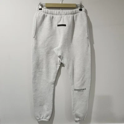 Pantalones deportivos Fear Of God Essentials Core Collection gris avena claro para hombre pequeños Foto 1 de 4