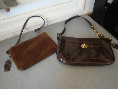 DOS MUÑEQUERAS COACH MARRÓN CUERO LLAVE EN MANO 7.5"X4.5" + CREMALLERA GAMUZA 6 1/8" X 4" Foto 1 de 4