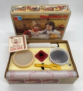 Vintage 1979 Tupperware Toys  Mini Mix It Children’s Mixing Set w/Box NEVER USED - Picture 1 of 15