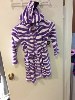 NUEVA BATA DE DORMIR JOE BOXER CON CAPUCHA CINTURÓN PÚRPURA Y BLANCO CEBRA PARA NIÑA -XS (4/5) Foto 1 de 4