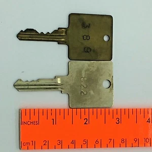 2 Vintage Messing Hotelzimmer Schlüssel Zimmernummern 389 und 822 - Bild 1 von 1