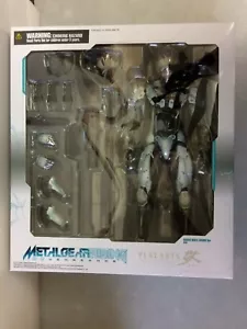 METAL GEAR SOLID RISING REVENGEANCE RAIDEN ARMATURA BIANCA VER PLAY ARTS KAI NUOVO - Foto 1 di 1
