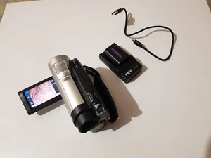 Sony DCR-DVD110E Hybrid DVD/Card - Photo 1/12