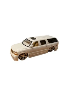 🇺🇸🇺🇸Jada Toys Dub City 2002 GMC Yukon Denali 1:24 Scale White🇺🇸🇺🇸 - Picture 1 of 6