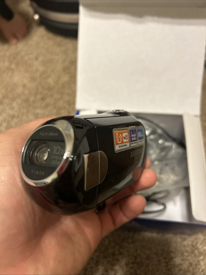 Videocámara digital portátil Samsung HMX-F80 negra con pantalla LCD CMOS Full HD Foto 1 de 2