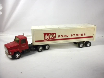 Винтажный полугрузовик-трактор ERTL Hy-Vee Food Stores IH 19,5 дюйма - Изображение 1 из 4