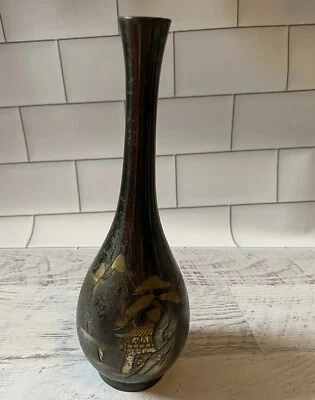 Jarrón vintage asiático japonés negro mezclado de metal bronce con pagoda y montañas  Foto 1 de 4