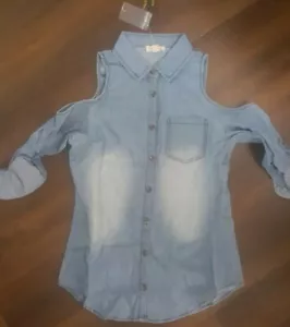 Camisa de jean Forever 21 manga corta con detalle de tachuelas talla mediana - Imagen 1 de 3