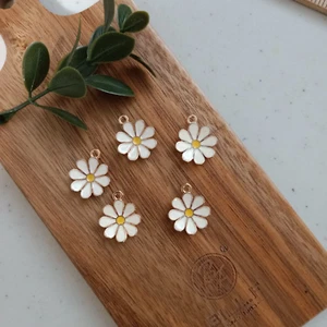 5pcs White Flower Charms Pendants Enamel Gold Flowers 19x16mm AUS Free Postage - Picture 1 of 4