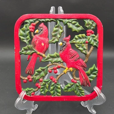 Vintage Hierro Fundido Rojo Cardenal Trivet Pintado Navidad Acebo y Bayas 8x8 Foto 1 de 4