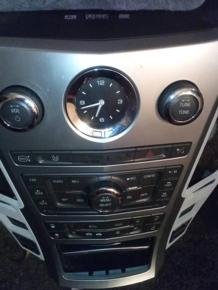 CADILLAC CTS-V 2009-2013 PANEL DE CONTROL CON REJILLAS DE VENTILACIÓN RADIO CLIMATIZADO RELOJ BISEL OEM Foto 1 de 3