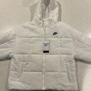 Nike Sportswear Therma-Fit White Puffer Jacket w/Hood - FB7672-100 - Women’s Med - Picture 1 of 5