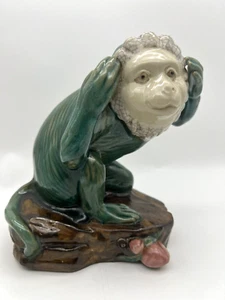 Estatuilla de Mono Verde Capuchino 7,75" T Estilo Mayólica De Colección Hear No Evil Monkey - Imagen 1 de 7