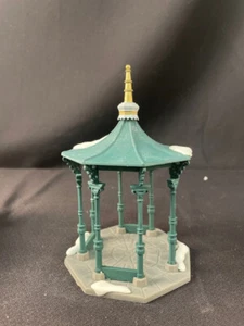"Department 56 Heritage Village Collection ""Town Square Gazebo"" Regalo de Navidad - Imagen 1 de 2