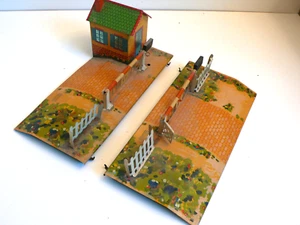 HORNBY ANCIEN PASSAGE À NIVEAU ÉCHELLE "O" TÔLE LITHO ANNÉES 50 Lg 26 cm - Picture 1 of 5