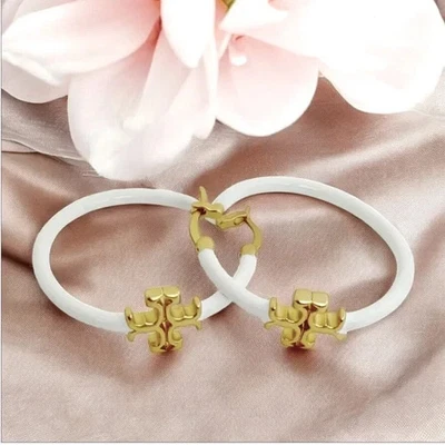 Pendientes de aro medianos Tory Burch Eleanor en blanco Foto 1 de 4