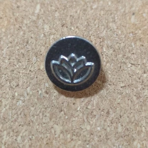Spilla da bavero fiore di loto sul retro tono argento - Foto 1 di 3