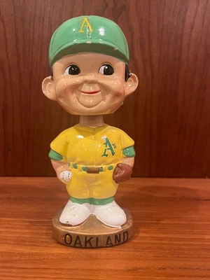 Bobble head Oakland A's vintage dos anos 1960 - Sport Specialties - base dourada - Imagem 1 de 4