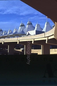 AEROPUERTO INTERNACIONAL DE DENVER Encontrado 35mm DIAPOSITIVA Foto ARQUITECTURA 57 LA 84 F - Imagen 1 de 1
