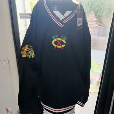 PARA HOMBRES MITCHELL & NESS NHL SUÉTER DE NAILON LOGOTIPO ACTUAL BLACKHAWKS Chaqueta Para Hombres Med Foto 1 de 4