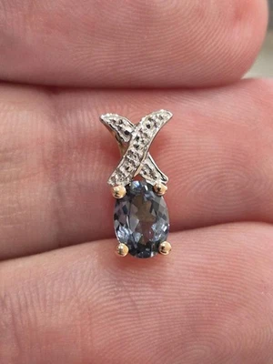 Colgante de topacio azul de oro blanco y amarillo de 10 k Gemporia Foto 1 de 4