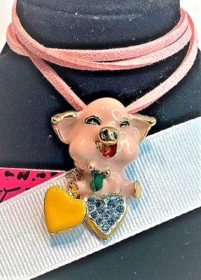 COLGANTE BETSEY JOHNSON ESTE CERDITO ROSA FELIZ TIENE UN CORDÓN DE CUERO ROSA GRATIS  Foto 1 de 4