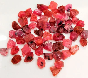Lotto gemma sciolta piccolo rubino naturale non trattato Mozambico rosso grezzo grezzo grezzo T66 - Foto 1 di 15