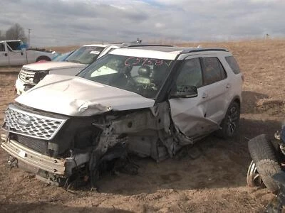 Parasol izquierdo usado se adapta a: Ford Explorer 2016 con iluminación L. con puerta de garaje abierta Foto 1 de 4