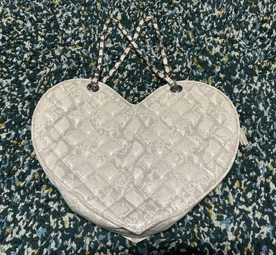 Bolso de hombro Bebe acolchado beige estampado de serpiente grande en forma de corazón Foto 1 de 4