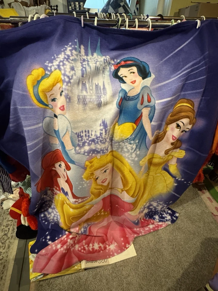 Manta polar proceso Disney Cenicienta, Bella, Ariel, Blancanieves, Aurora Foto 1 de 4