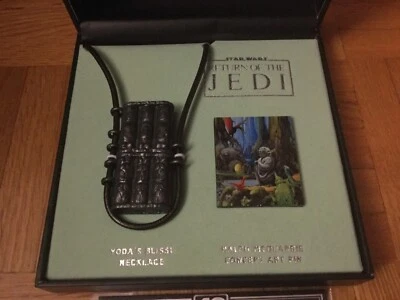 Collar y prendedor oficial Disney Salesone Star Wars El Retorno del Jedi Yoda Blissl Foto 1 de 4