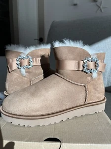 New UGG Woman’s Mini Side Brooch Boot - Picture 1 of 11