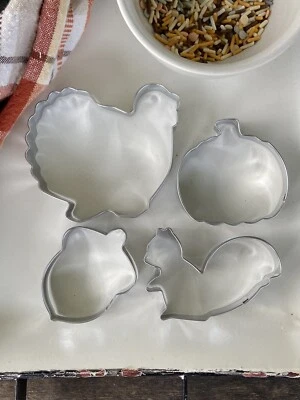 Juego de 4 cortadores de galletas de otoño de acero inoxidable para robar pavo, ardilla, calabaza y bellota Foto 1 de 4