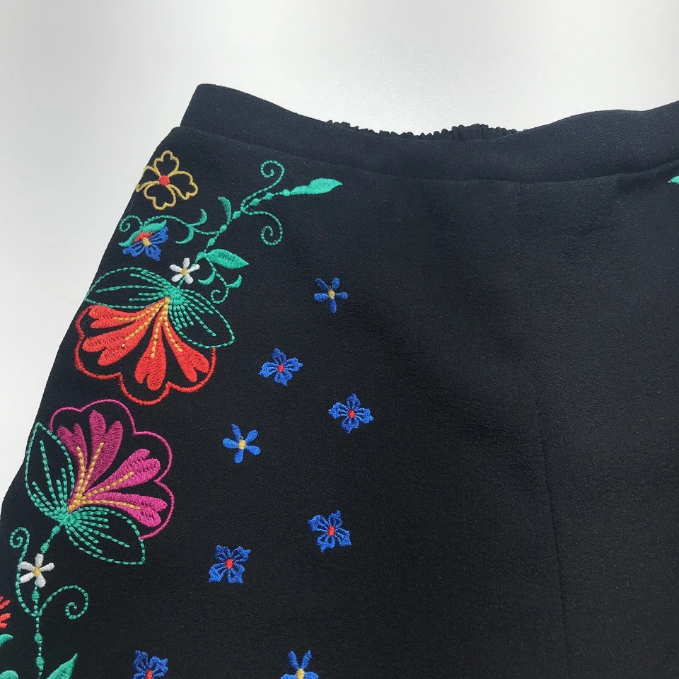 Pantalones Cortos Xhilaration Mujer Talla XS Negros con Colorido Floral Bordado Cintura Alta Foto 1 de 4